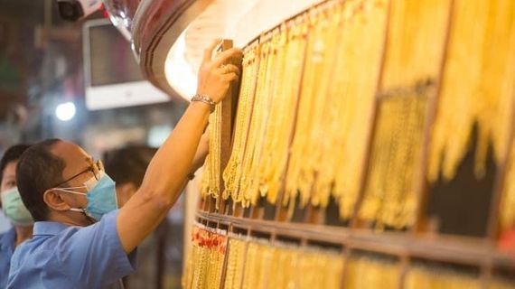 Nhà đầu tư bán mạnh ngay khi vàng chạm ngưỡng giá cao