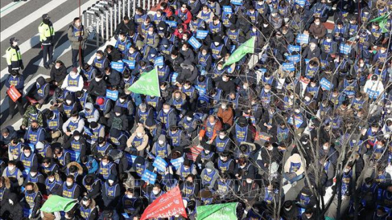 Hàn Quốc càng thêm khủng hoảng khi nhiều nhóm lao động tham gia đình công