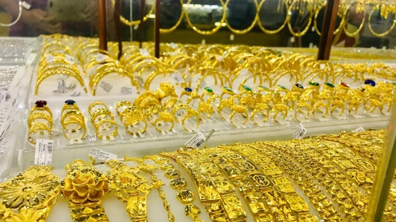 Giá vàng tiếp tục được hưởng lợi khi đồng USD yếu đi