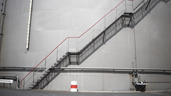 Hàng chục tàu chở dầu lớn mắc kẹt sau khi quy định mới của phương Tây có hiệu lực