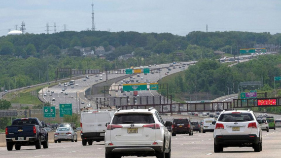 Giá xăng trung bình ở Mỹ cao kỷ lục, lần đầu vượt 5 USD/gallon