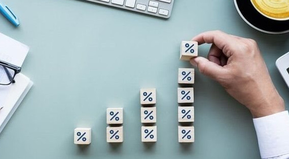 Người gửi tiền đua nhau tìm banker có thể hỗ trợ gửi tiền lãi suất cao và không ngần ngại mặc cả để được mức cao nhất