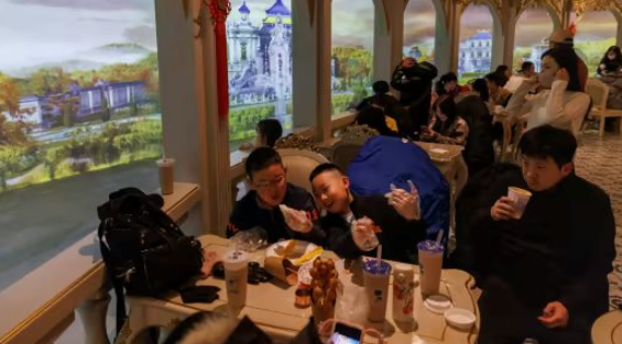 Người dân Trung Quốc tiết kiệm kỷ lục 2,6 nghìn tỷ USD, chờ 