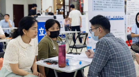 Suy thoái bất động sản kéo dài và niềm tin kinh doanh mong manh đè nặng lên thị trường việc làm của Trung Quốc