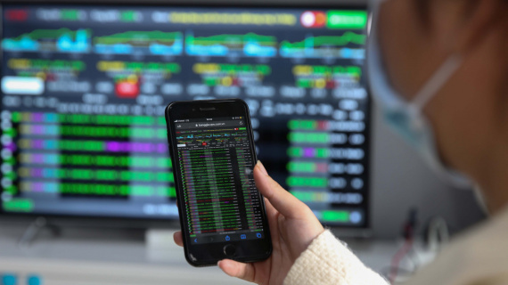 Bluechips nâng đỡ thị trường tránh nỗi lo về SVB