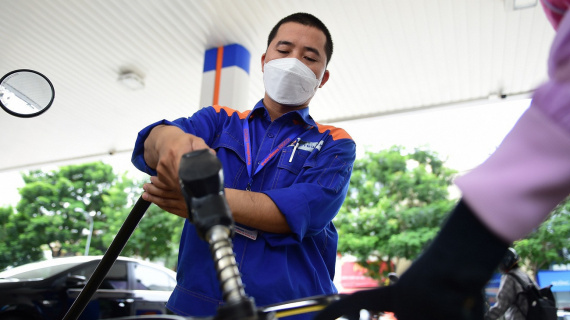 Giá xăng dầu đồng loạt tăng mạnh