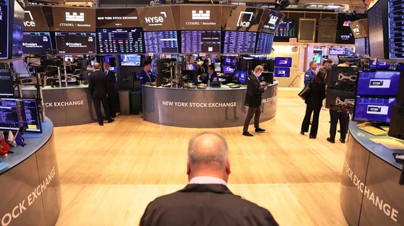 Dow Jones có 4 tuần tăng điểm bất chấp xáo trộn ngành ngân hàng Mỹ