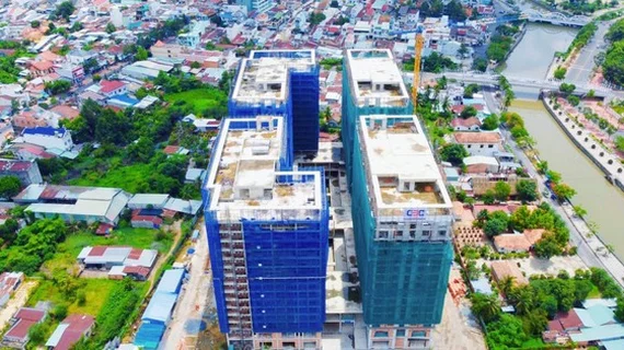 Thị giá ngang cốc trà đá, Địa ốc Hoàng Quân (HQC) muốn chào bán riêng lẻ 100 triệu cổ phiếu với giá cao gấp nhiều lần