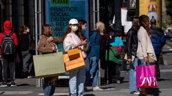 Doanh số bán lẻ Mỹ bất ngờ tăng gây khó cho cuộc chiến chống lạm phát