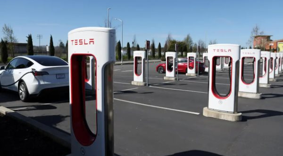 Thêm một đối thủ được sử dụng hệ thống sạc nhanh của Tesla, ngành công nghiệp xe điện chuẩn bị đón bước ngoặt lớn