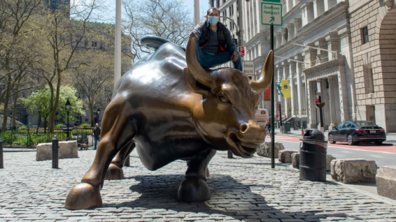 Chứng khoán Mỹ lên mạnh, Dow Jones bật tăng 700 điểm