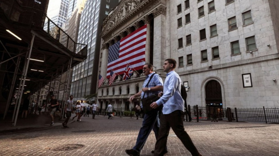 Chứng khoán Mỹ mất điểm mạnh sau thông tin Mỹ bị hạ bậc tín nhiệm