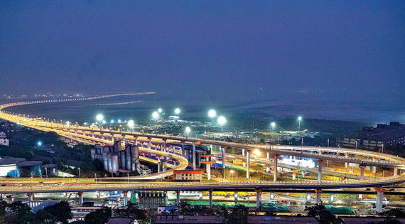 7 năm sau ngày đặt viên ngạch đầu tiên, siêu cầu kỷ lục ở quốc gia đông dân nhất thế giới được khánh thành, như con rồng khổng lồ lượn giữa đại dương