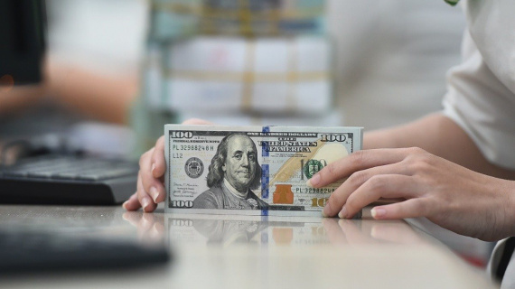 Giá USD ngân hàng đồng loạt tăng, giá vàng nhẫn kéo dài đà giảm
