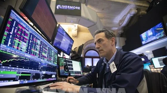 Nasdaq lập “đỉnh” mới, Dow Jones giảm phiên thứ 8 liên tiếp