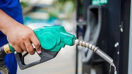 Giá xăng dầu cùng tăng, RON 95 chạm mốc 21.000 đồng/lít