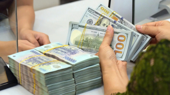 Giá USD ngân hàng tăng, thị trường tự do giảm mạnh