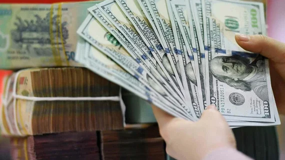 Tỷ giá ngân hàng tăng trở lại, thị trường tự do tiếp tục giảm