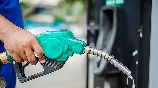 Giá xăng RON 95 giảm còn hơn 20.500 đồng/lít