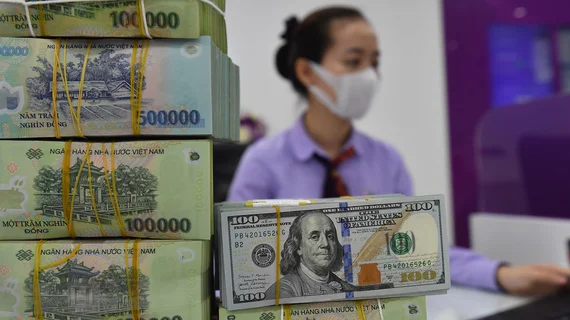Tỷ giá trung tâm giảm, giá USD ngân hàng tăng kịch trần