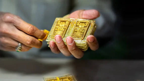 Tỷ giá USD/VND giảm mạnh, giá vàng SJC tăng theo đà thế giới