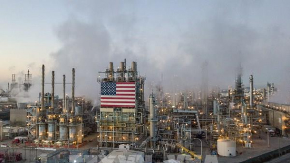 Giá dầu thế giới giảm gần 3%