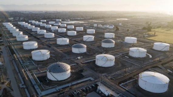 Giá dầu thế giới tăng gần 3% do tác động của bão Francine