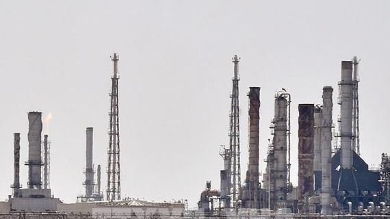 Giá dầu thế giới giảm 3% trước triển vọng nguồn cung dồi dào