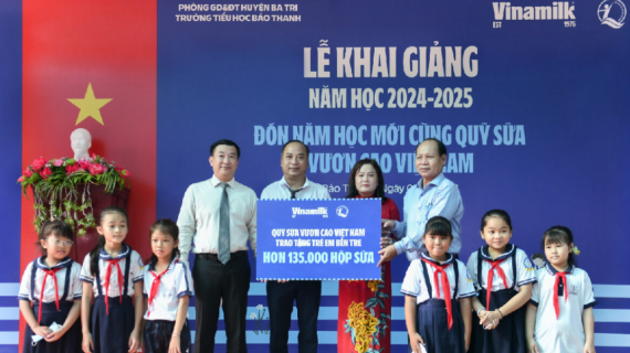 Vinamilk trao tặng gần 200.000 hộp sữa cho trẻ em nhân ngày hội tựu trường
