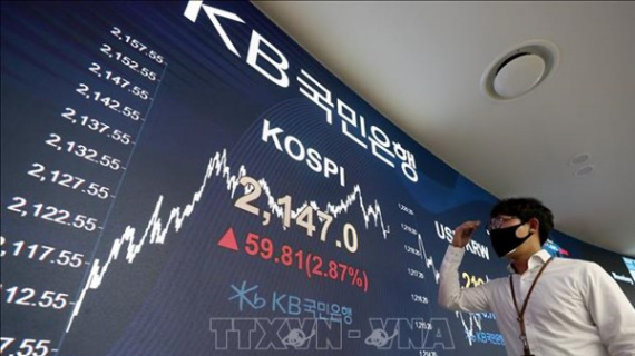 Thị trường chứng khoán Tokyo tăng hơn 4% lên mức cao kỷ lục