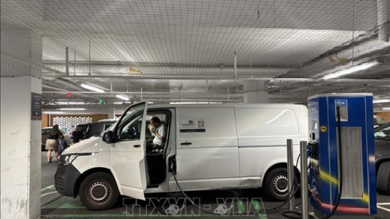 Các nhà sản xuất ô tô chỉ trích kế hoạch đánh thuế xe điện của Anh