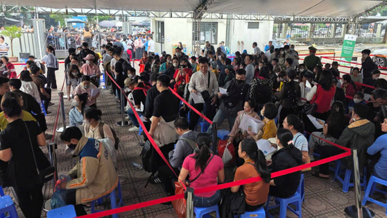 Bộ Xây dựng yêu cầu chấn chỉnh tình trạng xếp hàng xuyên đêm nộp hồ sơ mua nhà ở xã hội