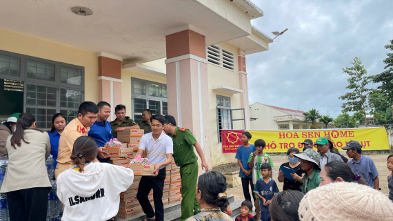 Hướng về miền Trung, Hoa Sen Home và Nhựa Hoa Sen đã triển khai cứu trợ nhu yếu phẩm cho bà con xuyên đêm