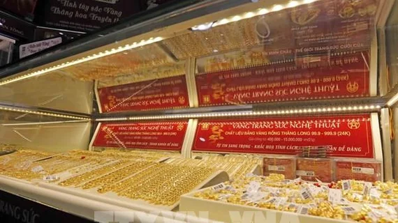 Đồng USD mạnh lên đẩy giá vàng giảm hơn 1%