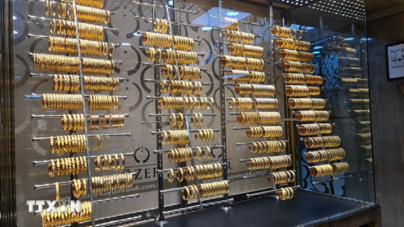 Giá vàng giảm nhẹ do áp lực từ đồng USD và chính sách của Fed