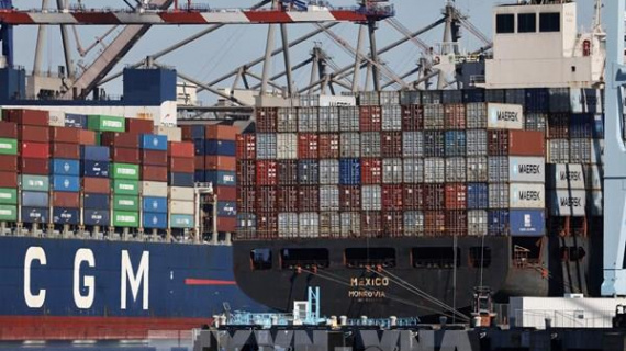 Kinh tế thế giới vượt dốc, thương mại xoay trục