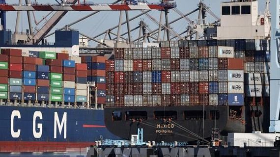 Kinh tế thế giới vượt dốc, thương mại xoay trục