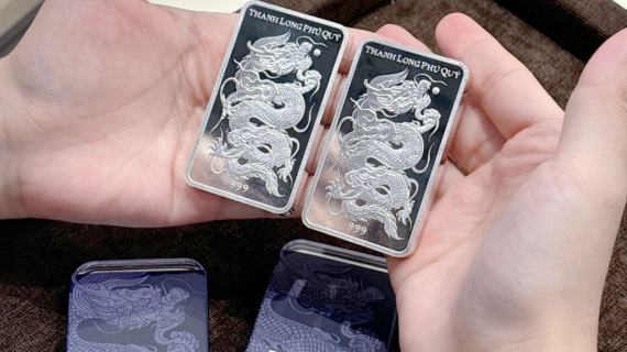 Người tích trữ bạc tại Việt Nam lãi đậm sau hơn 1 năm