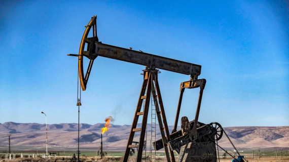 Giá dầu thế giới giảm 2%, chạm đáy hai tháng