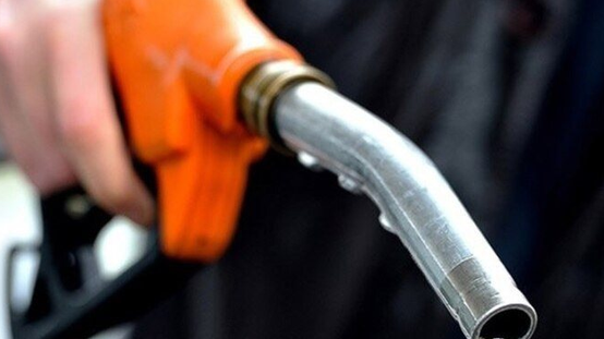 Giá xăng RON 95 xuống dưới 21.000 đồng/lít