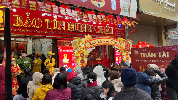 Nơi đông nghịt, nơi vắng vẻ người mua vàng ngày vía Thần Tài