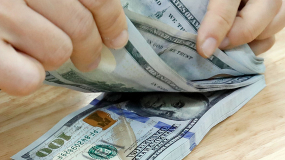 Tỷ giá trung tâm và USD ngân hàng diễn biến trái chiều