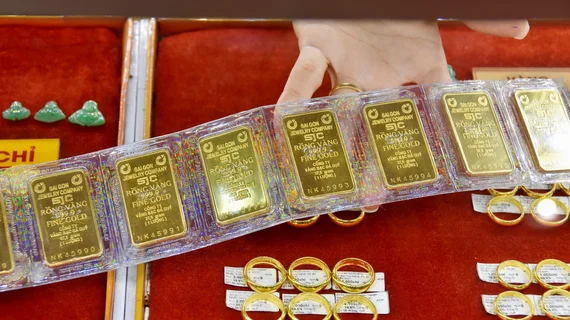 Liên tiếp tăng mạnh, giá vàng SJC áp sát mốc 100 triệu đồng/lượng