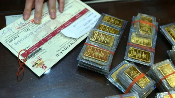 Tiếp tục tăng tốc, giá vàng SJC vượt 100 triệu đồng/lượng