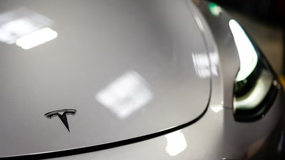 Ông Trump áp thuế 25% với toàn bộ xe hơi nhập khẩu vào Mỹ, Elon Musk là người hưởng lợi nhiều nhất?