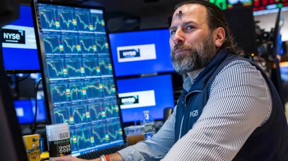 Dow Jones tăng gần 500 điểm, chứng khoán Mỹ ngập sắc xanh khi ông Trump hoãn áp thuế ô tô từ Canada và Mexico