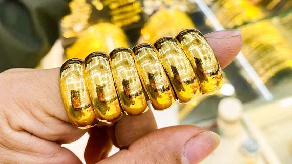 Tạm hoãn thuế quan không làm giảm sức hút của vàng