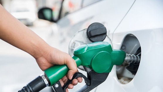 Giá xăng giảm mạnh gần 2.000 đồng/lít, xuống mức thấp nhất gần 4 năm