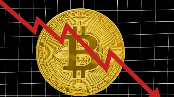 Bitcoin rơi thẳng đứng xuống dưới 77.000 USD trong 'cơn bão' thuế quan của ông Trump