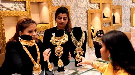 Đà tăng của USD gây sức ép lên giá vàng châu Á